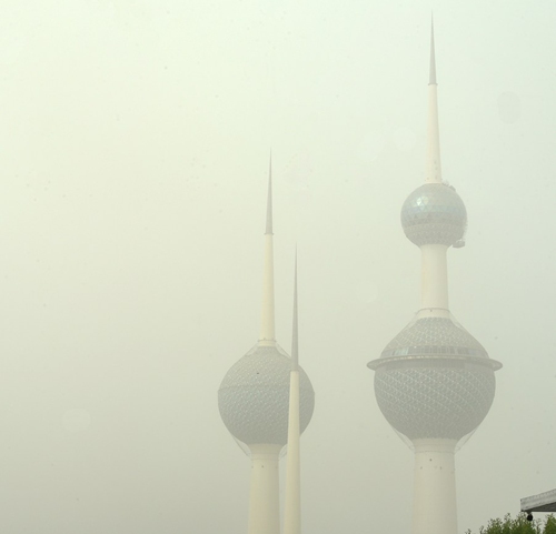 Photo taken on Sept. 26, 2021 shows the Kuwait Towers shrouded in heavy dust in Kuwait City, Kuwait. A heavy sand storm engulfed Kuwait on Sunday.(Photo: Xinhua)