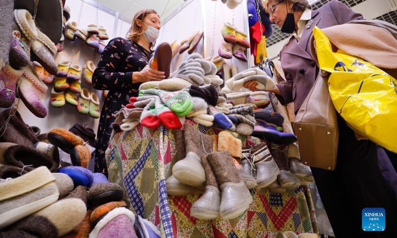 A woman visits a booth at the Firebird exhibition and fair, an annual event for folk craftsmen and artisans from Russia, in Moscow, Russia, on Sept. 29, 2021.Photo:Xinhua