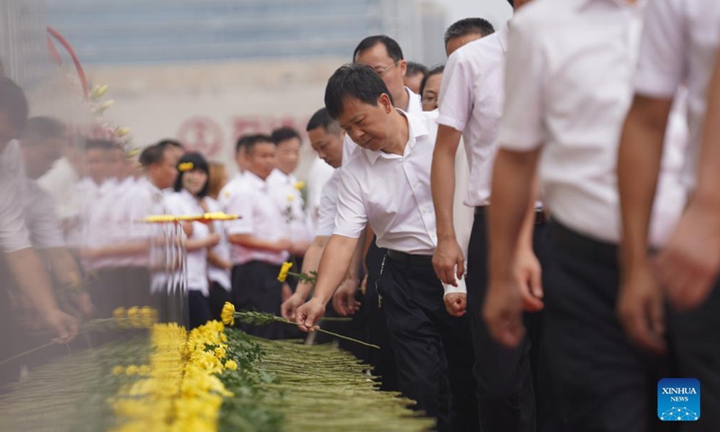 People lay flowers during a commemorative event held on the occasion of China's Martyrs' Day at a monument in Nanchang, capital of east China's Jiangxi Province, Sept. 30, 2021.Photo:Xinhua