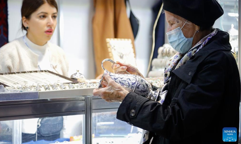 A woman views a pot at the Firebird exhibition and fair, an annual event for folk craftsmen and artisans from Russia, in Moscow, Russia, on Sept. 29, 2021.Photo:Xinhua