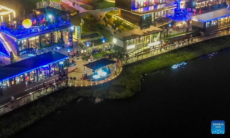 Aerial photo taken on Oct. 1, 2021 shows people enjoying leisure time at Nanhu scenic area in Tangshan, north China's Hebei Province.Photo:Xinhua
