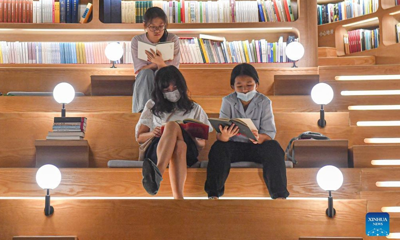 People read books at the Wormhole Library in the Haikou Bay in Haikou, south China's Hainan Province, Oct. 1, 2021. Photo:Xinhua