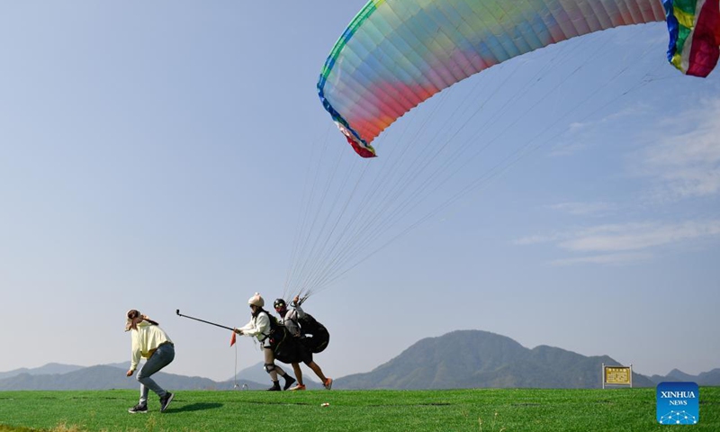Tourists experience paragliding in Tonglu County, east China's Zhejiang Province, Oct. 2, 2021. Saturday was the second day of China's week-long National Day holiday.(Photo: Xinhua)