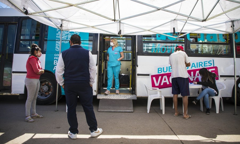 People wait to receive a vaccine developed by Chinese pharmaceutical company CanSino against COVID-19 at a mobile vaccination site, in La Carcova neighborhood of Jose Leon Suarez, Argentina, on Oct.1, 2021.(Photo: Xinhua)
