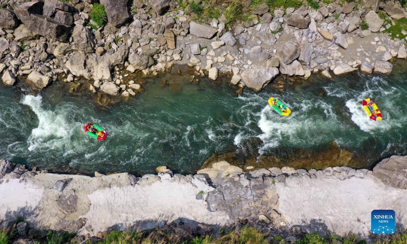 Aerial photo taken on Oct. 2, 2021 shows tourists rafting at the Great Nanjiang Canyon in Kaiyang County, southwest China's Guizhou Province. Saturday was the second day of China's week-long National Day holiday.(Photo: Xinhua)
