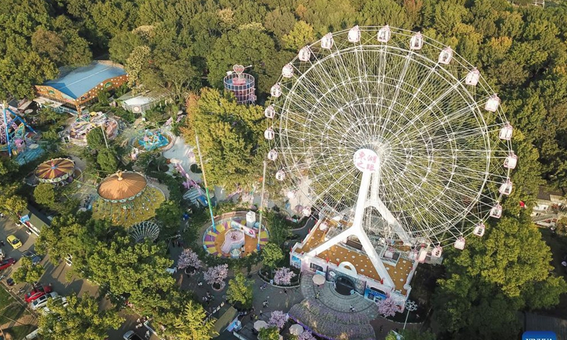 Aerial photo taken on Oct. 4, 2021 shows the ferris wheel near the Donghu Lake in Wuhan, central China's Hubei Province. (Photo by Wu Zhizun/Xinhua)