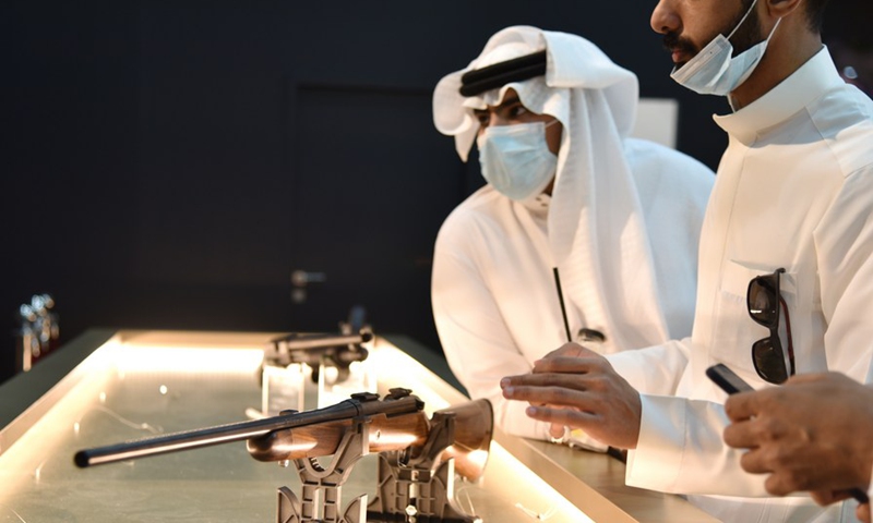 Visitors look at guns at the Saudi International Falcon and Hunting Exhibition at the Saudi Falcon Club headquarters in Mulham, north of Riyadh, Saudi Arabia, Oct.5, 2021 (Photo: Xinhua)