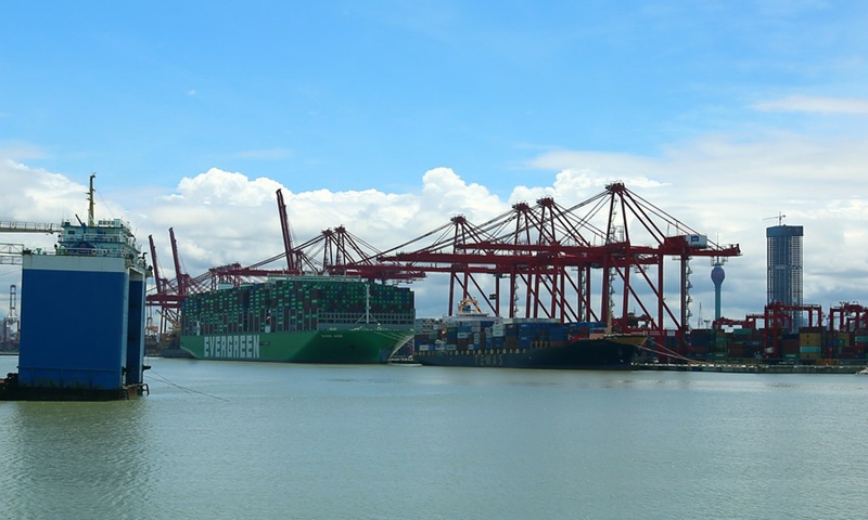 Photo taken on Oct. 6, 2021 shows the world's largest container vessel Ever Ace at the Colombo Port in the Sri Lankan capital.(Photo: Xinhua)