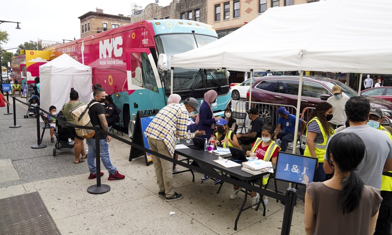 People wait outside a mobile vaccine clinic in New York, the United States, on Aug. 31, 2021.(Photo: Xinhua)