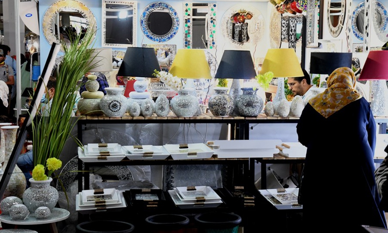People visit an innovation salon of handicrafts in Tunis, Tunisia, on Oct. 9, 2021.(Photo: Xinhua)