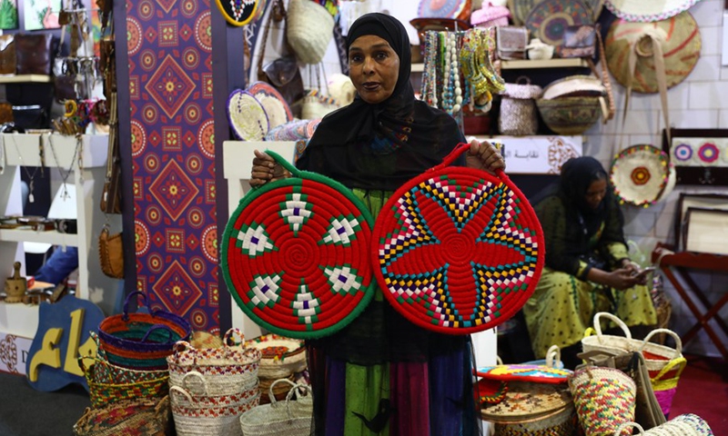 An exhibitor shows handicrafts at a heritage exhibition held in Cairo, Egypt, on Oct. 10, 2021.(Photo: Xinhua)