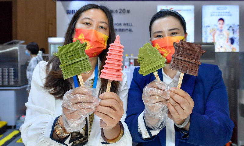 Exhibitors display ice cream products during Ice Cream China 2021 held in north China's Tianjin Municipality, Oct. 11, 2021. (Photo: Xinhua)