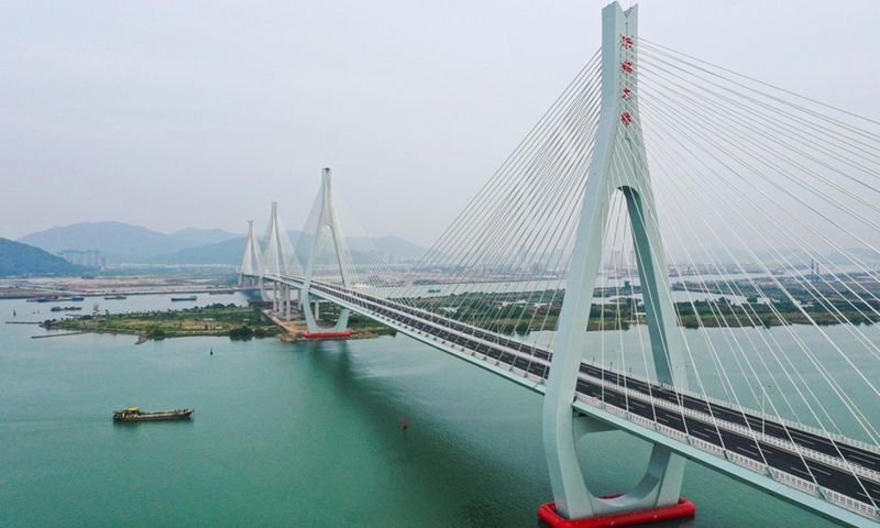 Aerial photo taken on Dec. 9, 2020 shows a view of Honghe Bridge of Hezhou-Gaolan Port Highway on the Pearl River estuary in south China's Guangdong Province.(Photo: Xinhua)