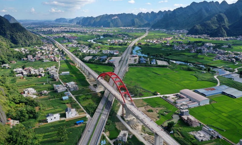 Aerial photo taken on Aug. 31, 2021 shows a high-speed railway under construction and an expressway in Gaoling Township of Du'an Yao Autonomous County, south China's Guangxi Zhuang Autonomous Region.(Photo: Xinhua)