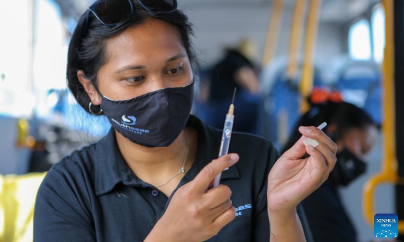 A medical worker prepares the COVID-19 vaccine at a temporary vaccination site in Auckland, New Zealand, Oct. 16, 2021.Photo:Xinhua