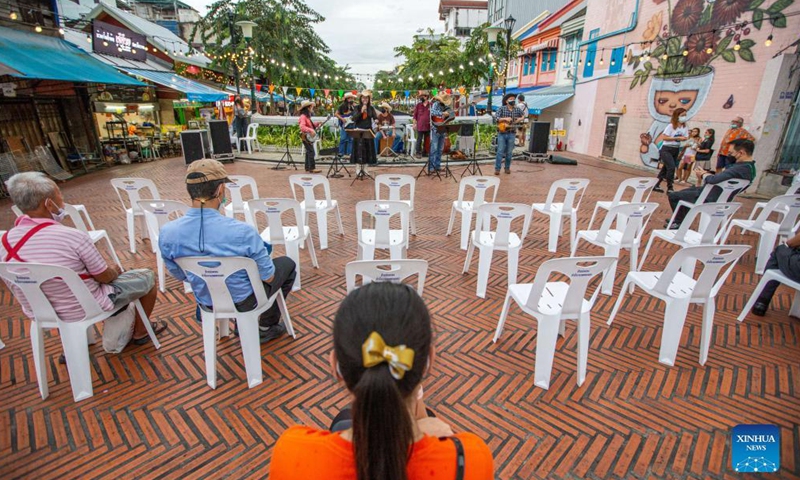 People watch a performance in the Ong Ang walking street in Bangkok, Thailand, on Oct. 15, 2021. Closed due to the COVID-19 pandemic for several months, the Ong Ang walking street reopened on Friday.Photo:Xinhua