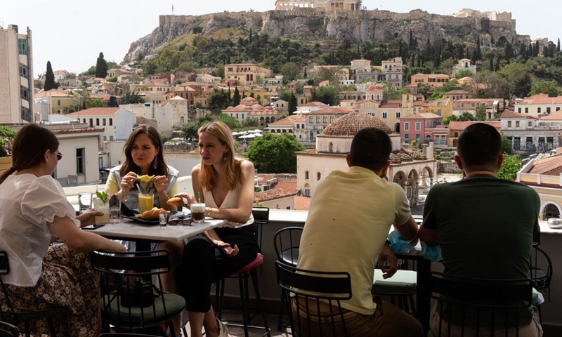 Άνθρωποι σε ένα καφέ στους πρόποδες της Ακρόπολης στην Αθήνα, Ελλάδα, 3 Μαΐου 2021 (Φωτογραφία: Xinhua)
