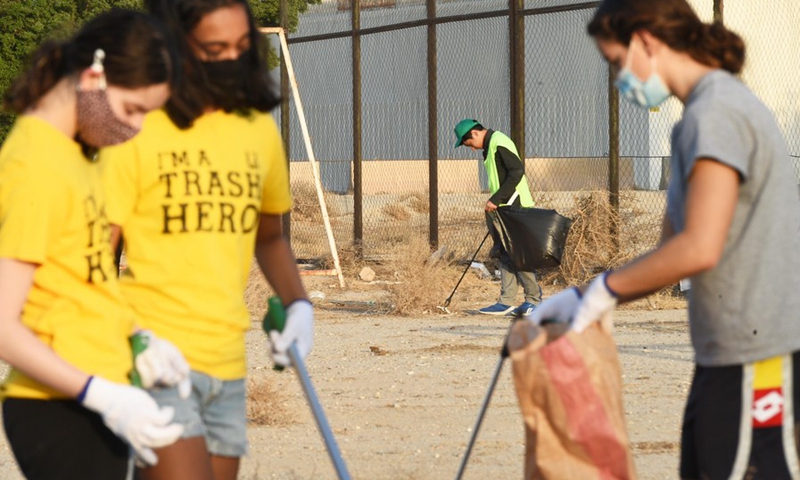 Volunteers participate in a cleanup campaign in Hawalli Governorate, Kuwait, on Oct. 16, 2021.(Photo: Xinhua)