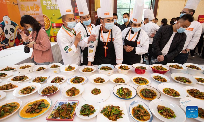 Chefs display traditional Sichuan dishes during a Sichuan cuisine skills competition in Chengdu, capital of southwest China's Sichuan Province, Oct. 18, 2021. The 2021 World Sichuan Cuisine Conference kicked off on Monday in Pidu District of Chengdu City, during which chefs show the trending culinary skills of Sichuan cuisines.(Photo: Xinhua)