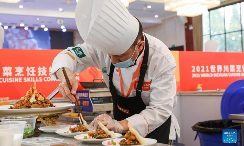 A chef prepares dishes during a Sichuan cuisine skills competition in Chengdu, capital of southwest China's Sichuan Province, Oct. 18, 2021. The 2021 World Sichuan Cuisine Conference kicked off on Monday in Pidu District of Chengdu City, during which chefs show the trending culinary skills of Sichuan cuisines.(Photo: Xinhua)
