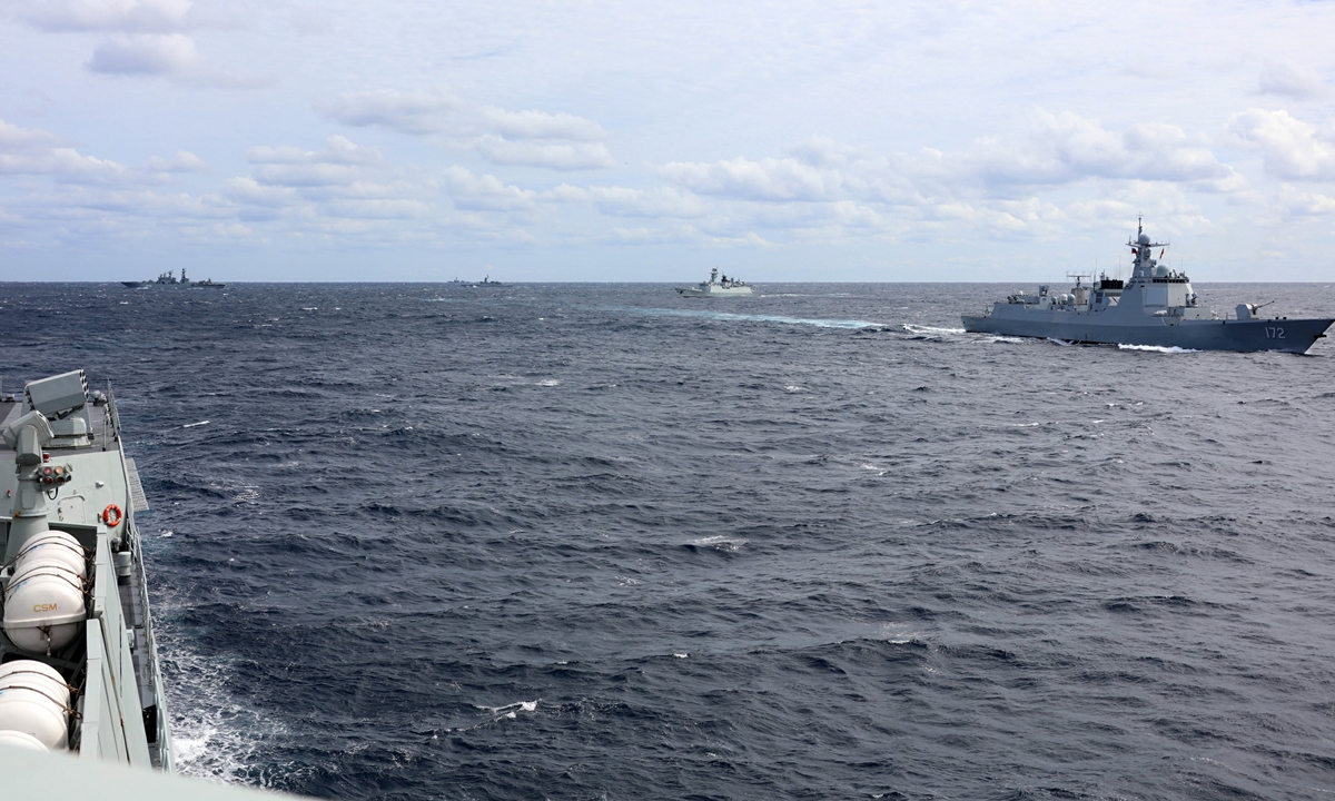 Une formation conjointe de navires de guerre sino-russe navigue en mer de Chine orientale le 23 octobre 2021. Photo: Li Tang