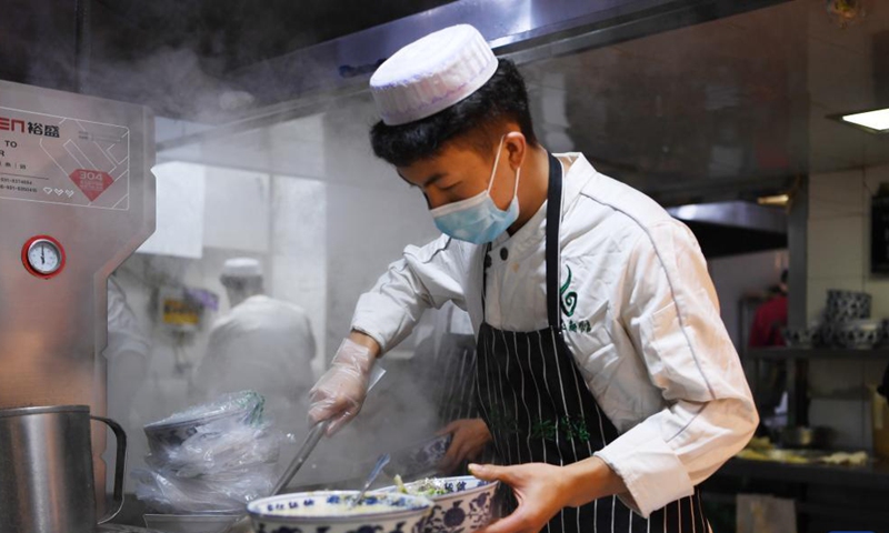 A chef prepares beef noodles for COVID-19 prevention and control volunteers at a beef noodle restaurant in Lanzhou, northwest China's Gansu Province, Oct. 22, 2021.Photo:Xinhua