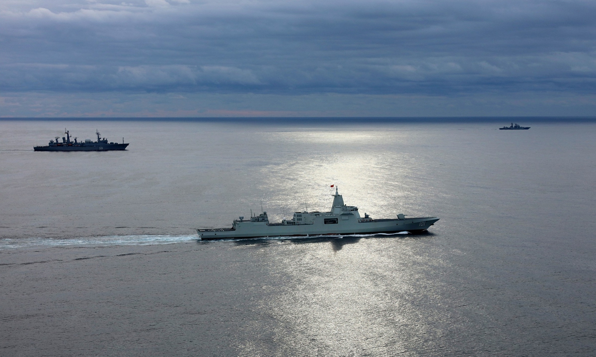 Une formation conjointe de navires de guerre sino-russes navigue dans le Pacifique Ouest le 19 octobre 2021. Photo: Li Tang 