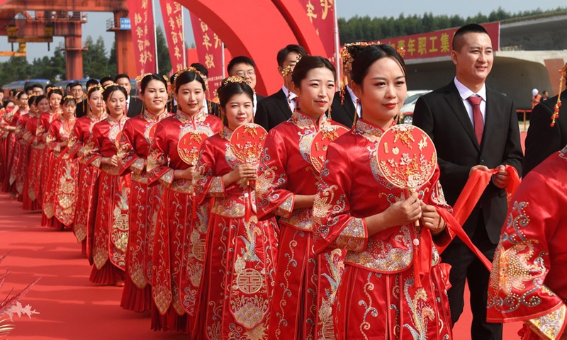 Couples enter the venue of a group wedding at an express railway construction site in Nanning, south China's Guangxi Zhuang Autonomous Region, Oct. 25, 2021.(Photo: Xinhua) 