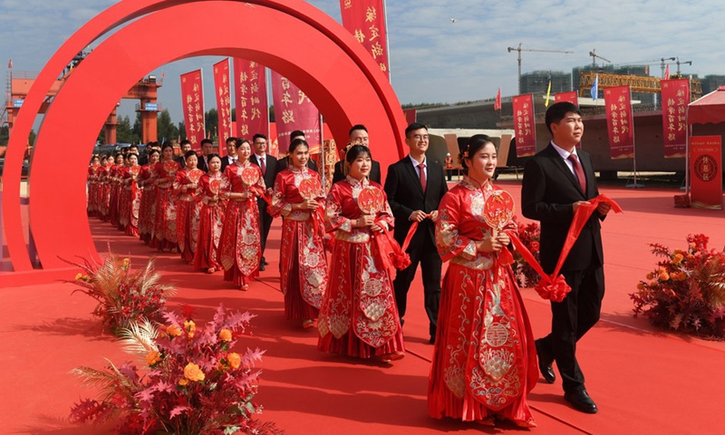 Couples enter the venue of a group wedding at an express railway construction site in Nanning, south China's Guangxi Zhuang Autonomous Region, Oct. 25, 2021.(Photo: Xinhua) 