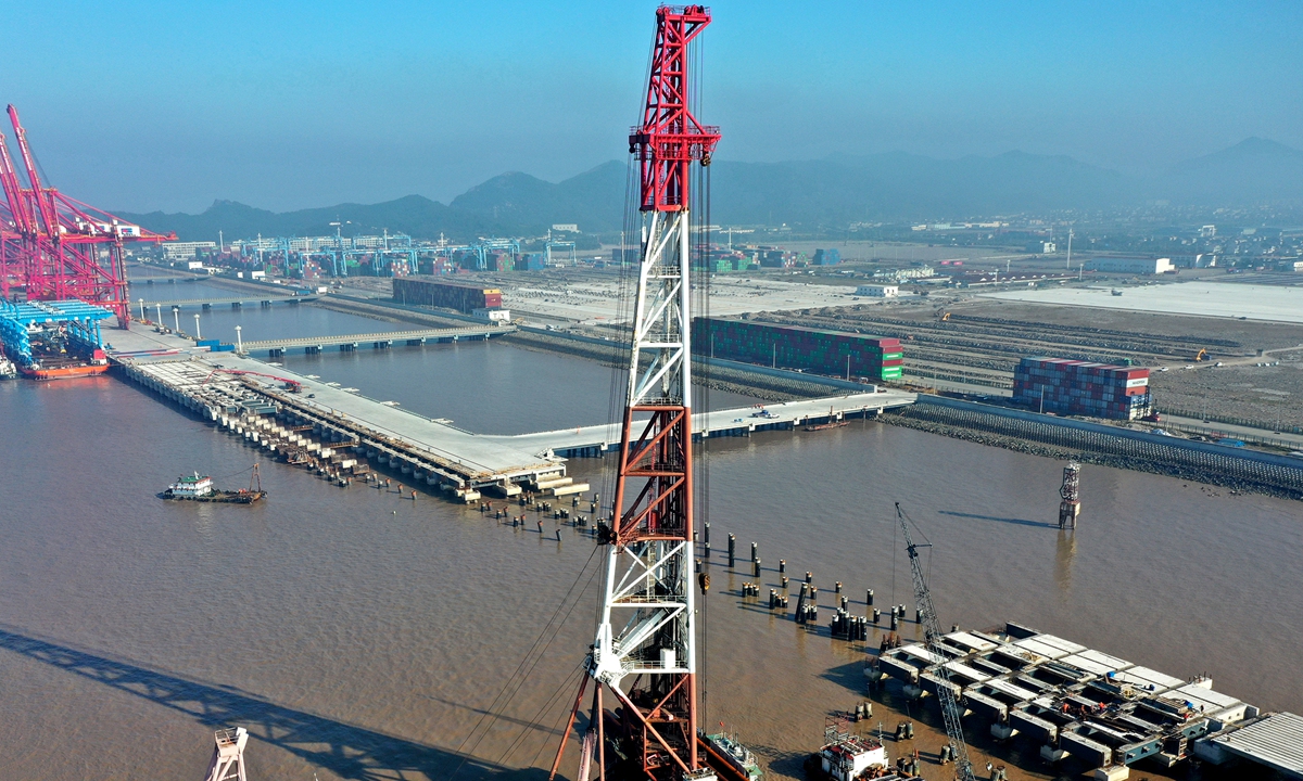 A construction site at Zhoushan port in Ningbo, East China’s Zhejiang Province on October 26, 2021. Official data showed that the port's cargo throughput stood at 923 million tons in the first nine months of this year, up 4.1 percent from the same period last year. 
Photo: cnsphoto
