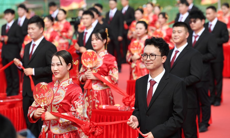 Couples attend a group wedding at an express railway construction site in Nanning, south China's Guangxi Zhuang Autonomous Region, Oct. 25, 2021.(Photo: Xinhua) 