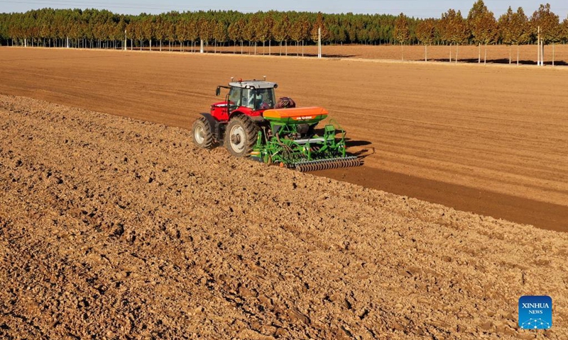 Aerial photo taken on Oct. 26, 2021 shows an agricultural machine sowing seeds of winter wheat in the fields at Yanli Township in Xingtai, north China's Hebei Province.(Photo: Xinhua)