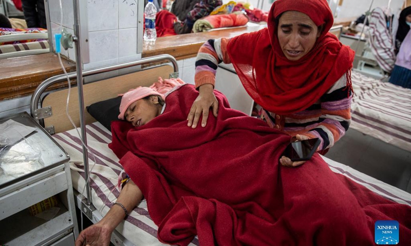 A relative attends a wounded woman as she gets treated at a hospital in Srinagar city, the summer capital of Indian-controlled Kashmir, Oct. 26, 2021. At least six civilians including a woman were wounded Tuesday in a grenade attack in restive Indian-controlled Kashmir, police said. The grenade was hurled towards a convoy of the Indian army at Sumbal in Bandipora district, about 24 km north of Srinagar city.(Photo: Xinhua)