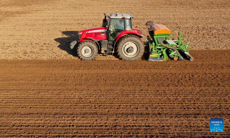 Aerial photo taken on Oct. 26, 2021 shows an agricultural machine sowing seeds of winter wheat in the fields at Yanli Township in Xingtai, north China's Hebei Province.(Photo: Xinhua)