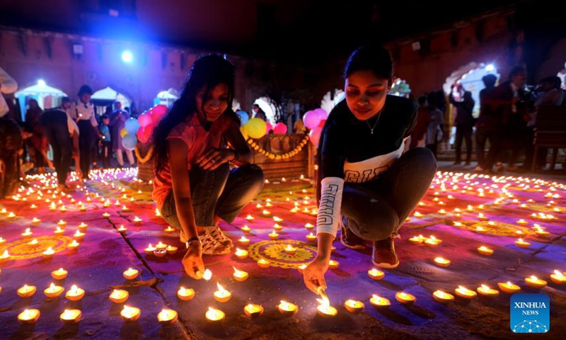People light oil lamps for the upcoming Diwali festival in Bhopal, the capital city of India's Madhya Pradesh, on Oct. 29, 2021.Photo:Xinhua