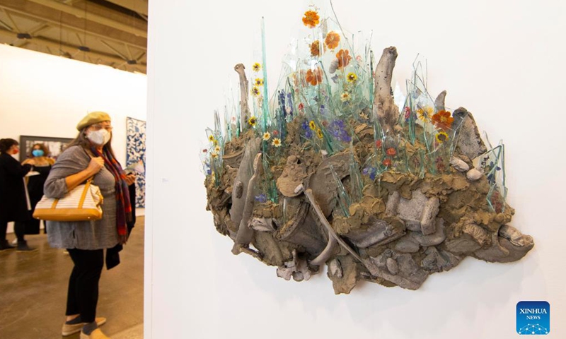 People visit the Art Toronto 2021 at the Metro Toronto Convention Center in Toronto, Canada, on Oct. 29, 2021. With participation of over 60 galleries focusing on contemporary art, the art fair kicked off on Friday.Photo:Xinhua
