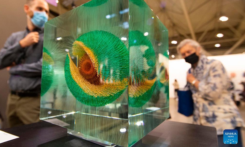 People visit the Art Toronto 2021 at the Metro Toronto Convention Center in Toronto, Canada, on Oct. 29, 2021. With participation of over 60 galleries focusing on contemporary art, the art fair kicked off on Friday.Photo:Xinhua