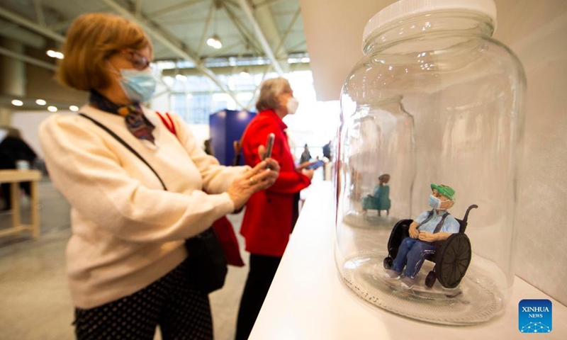 People visit the Art Toronto 2021 at the Metro Toronto Convention Center in Toronto, Canada, on Oct. 29, 2021. With participation of over 60 galleries focusing on contemporary art, the art fair kicked off on Friday.Photo:Xinhua