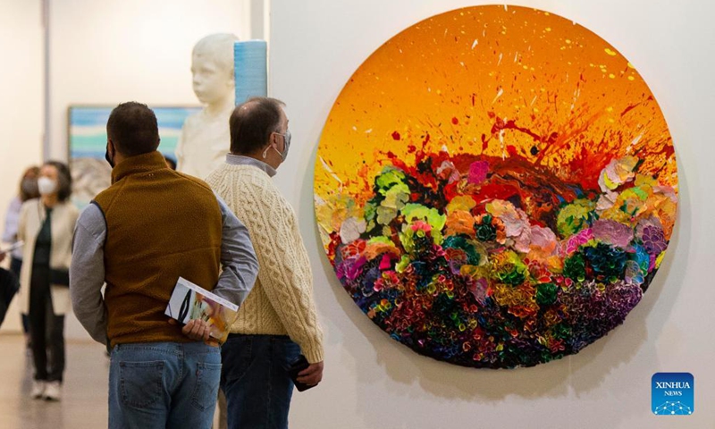 People visit the Art Toronto 2021 at the Metro Toronto Convention Center in Toronto, Canada, on Oct. 29, 2021. With participation of over 60 galleries focusing on contemporary art, the art fair kicked off on Friday.Photo:Xinhua