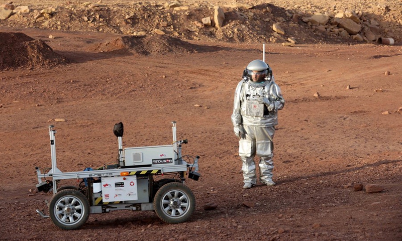 Un astronauta en entrenamiento especial para la misión a Marte en el cráter Ramon en el desierto de Negev en el sur de Israel el 31 de octubre de 2021 (Foto: Xinhua)