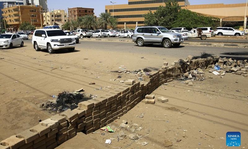 Photo taken on Nov. 1, 2021 shows road blocked with makeshift brick barricades by demonstrators in Khartoum, Sudan. On Oct. 25, the Sudanese Army took measures ending the partnership between the military and civilian coalition ruling during the transitional period in Sudan. Meanwhile, General Commander of the Sudanese Armed Forces Abdel Fattah Al-Burhan declared a state of emergency across the country and dissolved the sovereign council and government.(Photo: Xinhua)