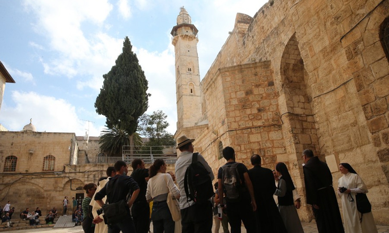 Photo taken on Nov. 2, 2021 shows tourists visiting the Old City of Jerusalem.(Photo: Xinhua)