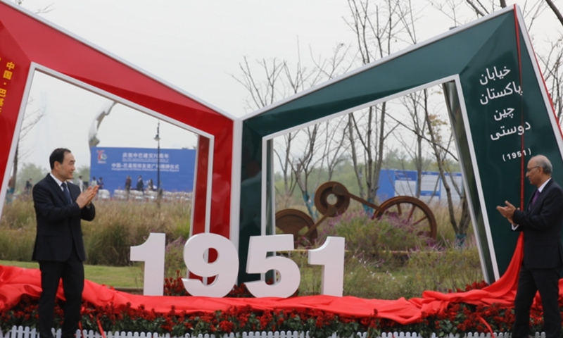 Zhao Haishan (left), vice governor of Hubei Province, and Moin ul Haque, Pakistani Ambassador to China, inaugurate the China-Pakistan Friendship Square in Wuhan on Nov. 2, 2021.(Photo: Xinhua)
