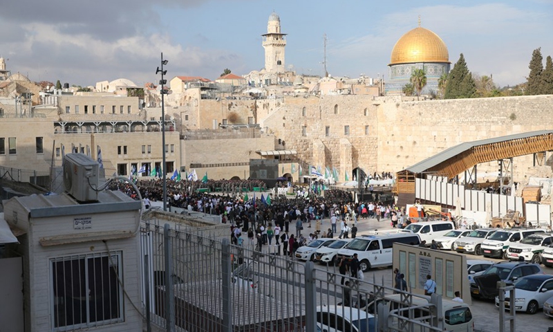 Photo taken on Nov. 2, 2021 shows tourists visiting the Western Wall in the Old City of Jerusalem.(Photo: Xinhua)