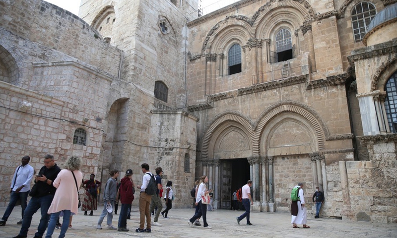 Photo taken on Nov. 2, 2021 shows tourists visiting the Church of the Holy Sepulchre in the Old City of Jerusalem.(Photo: Xinhua)