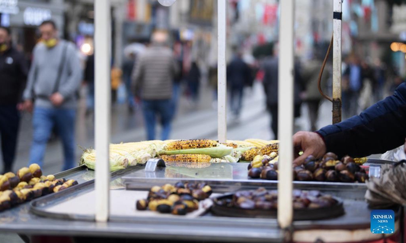 A vendor cooks food in Taksim Square in Istanbul, Turkey, on Nov. 3, 2021. Tourism in Istanbul has gradually resumed, thanks to the progress in its vaccination drive against COVID-19, local media reported on Tuesday.(Photo: Xinhua)