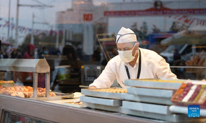 A confectioner works at a snack shop in Taksim Square in Istanbul, Turkey, on Nov. 3, 2021. Tourism in Istanbul has gradually resumed, thanks to the progress in its vaccination drive against COVID-19, local media reported on Tuesday.(Photo: Xinhua)