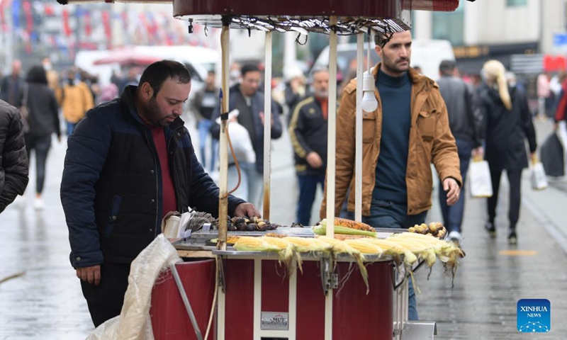 A vendor cooks food in Taksim Square in Istanbul, Turkey, on Nov. 3, 2021. Tourism in Istanbul has gradually resumed, thanks to the progress in its vaccination drive against COVID-19, local media reported on Tuesday.(Photo: Xinhua)