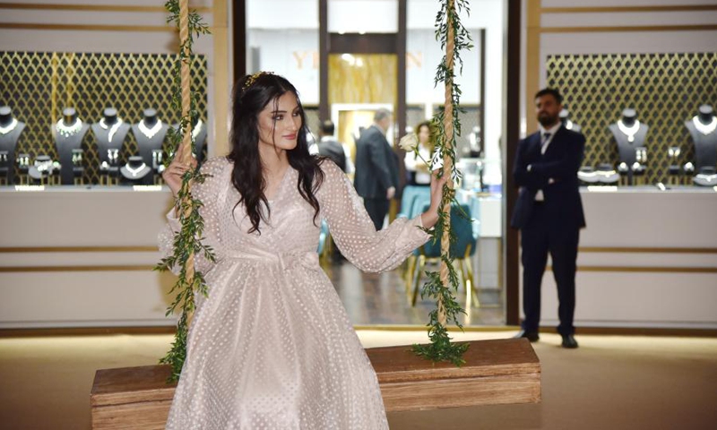 A model performs at the Unique Jewelry Exhibition in Riyadh, Saudi Arabia, Nov. 3, 2021. (Photo: Xinhua)