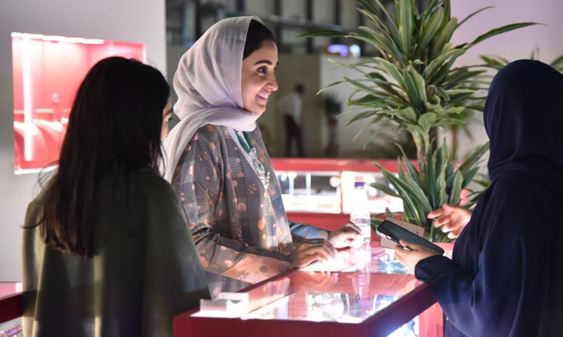Customers are chatting with the shop assistant at the Unique Jewelry Exhibition in Riyadh, Saudi Arabia, Nov. 3, 2021. (Photo: Xinhua)